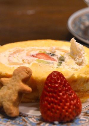 クリームたっぷりフルーツロールケーキ-レシピのメイン写真