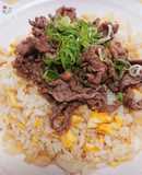 お肉をのせて♪満腹♪満足♪チャーハン♪