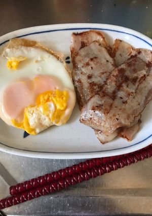 簡単！半々熟目玉焼きとベーコンのソテー-レシピのメイン写真