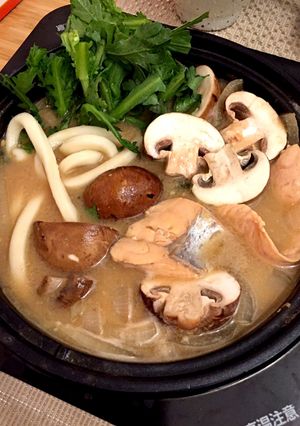 秋鮭とキノコの酒粕煮込みうどん鍋-レシピのメイン写真