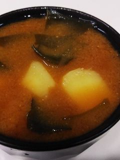 ジャガイモとワカメの味噌汁(合わせ味噌)-レシピのメイン写真
