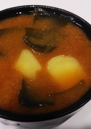 ジャガイモとワカメの味噌汁（合わせ味噌）-レシピのメイン写真