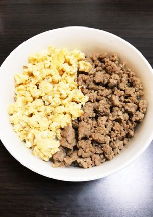 ふんわりたまごとひき肉のそぼろ丼-レシピのメイン写真