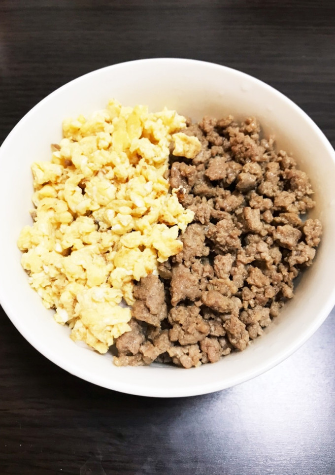 ふんわりたまごとひき肉のそぼろ丼-レシピのメイン写真