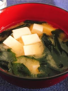 本だしで簡単!基本の豆腐とわかめの味噌汁-レシピのメイン写真