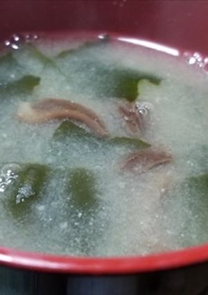 ヌメリササタケと乾燥ワカメの味噌汁-レシピのメイン写真