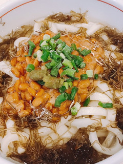 鍋、麺つゆいらず。納豆と納豆昆布温うどん-レシピのメイン写真
