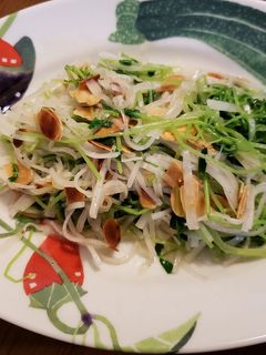 豆苗と大根とアーモンドのサラダ-レシピのメイン写真