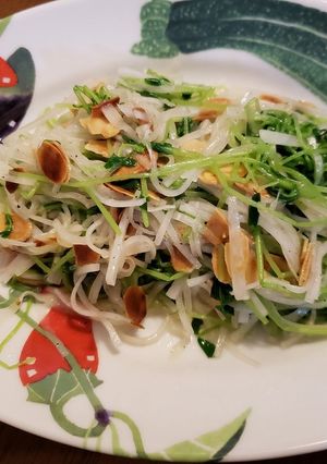 豆苗と大根とアーモンドのサラダ-レシピのメイン写真