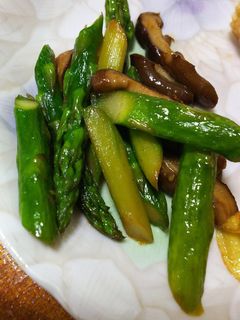 簡単!アスパラと椎茸のバター炒め-レシピのメイン写真