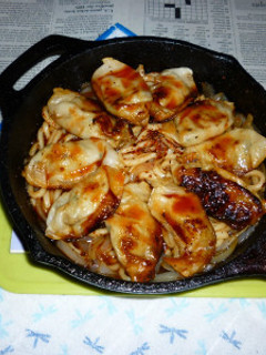 餃子+玉ねぎのチリソース焼きうどん-レシピのメイン写真