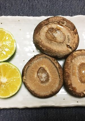 椎茸…焼いただけ♪すだちがポイント♪-レシピのメイン写真
