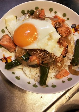 サーモンと目玉焼きのワンプレート-レシピのメイン写真