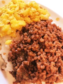 簡単☆混ぜるだけ♬ひき肉と卵焼のそぼろ丼-レシピのメイン写真