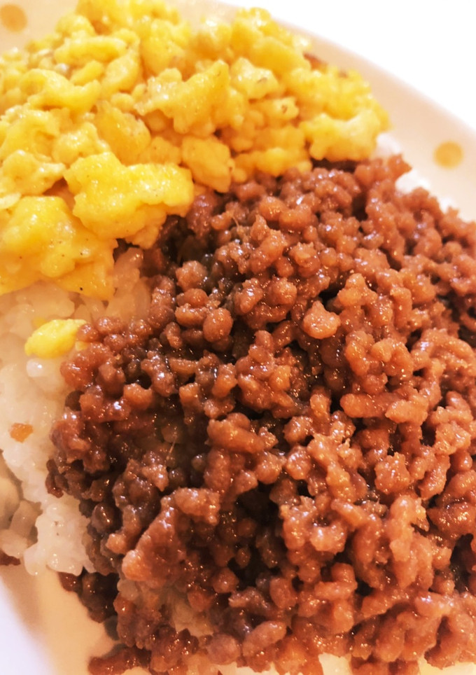 簡単☆混ぜるだけ♬ひき肉と卵焼のそぼろ丼-レシピのメイン写真