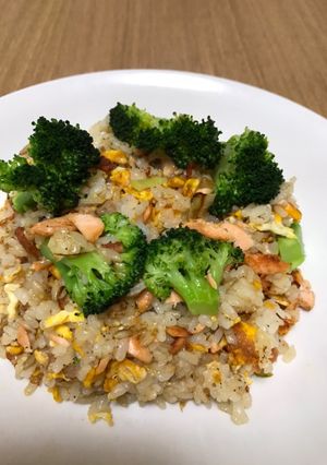 腸まで届く鮭とブロッコリーのバリ炒飯-レシピのメイン写真