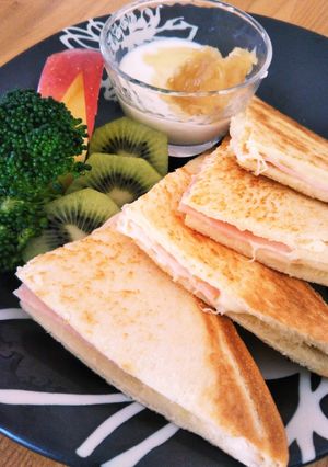 お皿でチーズハムのホットサンド-レシピのメイン写真