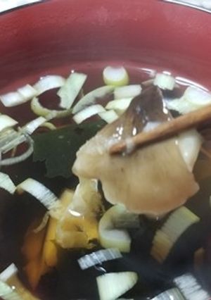 アイシメジと乾燥ワカメのお吸い物-レシピのメイン写真