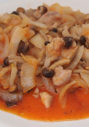 鶏肉と玉ねぎとしめじのケチャップ炒め-レシピのメイン写真