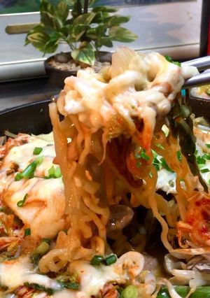 とろ~りチーズの辛旨チゲ鍋ラーメン♡ﾞ-レシピのメイン写真