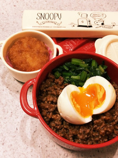 ハンバーグそぼろ丼弁当-レシピのメイン写真
