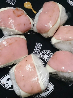 ハムチーズおにぎり*ハーフ-レシピのメイン写真