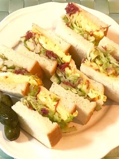 コンビーフ&キャベツ炒めとマヨオムサンド-レシピのメイン写真