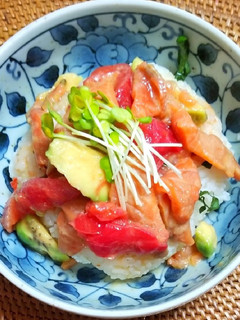 お刺身サーモンとアボカドの丼-レシピのメイン写真