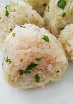 美味しすぎ!ピーマンとおじゃこのおにぎり-レシピのメイン写真