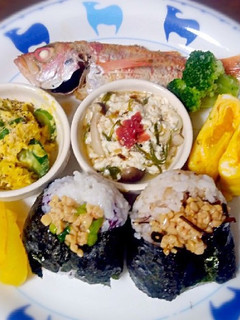 2種類の納豆おにぎりと彩り和風ランチ-レシピのメイン写真