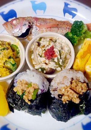 2種類の納豆おにぎりと彩り和風ランチ-レシピのメイン写真