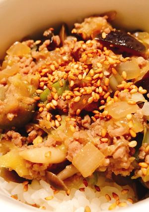 御飯がススム♪ナスと挽肉の甘辛味噌野菜丼-レシピのメイン写真