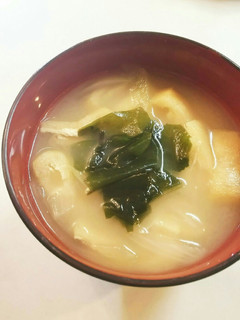 玉ねぎと油揚げとわかめの味噌汁-レシピのメイン写真