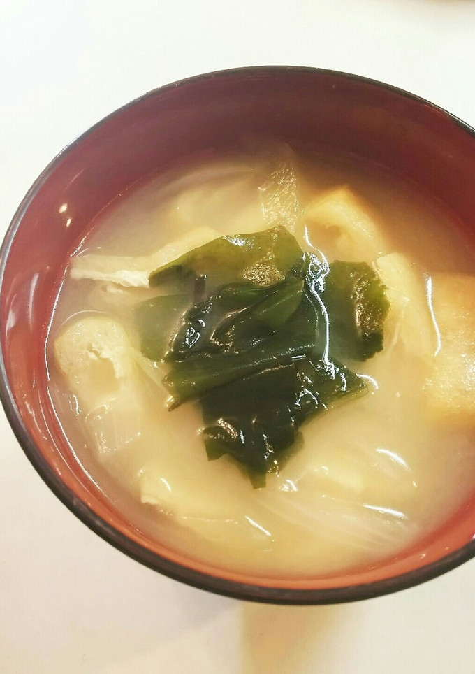 玉ねぎと油揚げとわかめの味噌汁-レシピのメイン写真