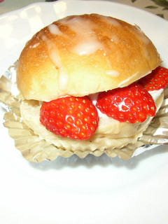 HBで★ケーキのような★いちごみるくパン-レシピのメイン写真