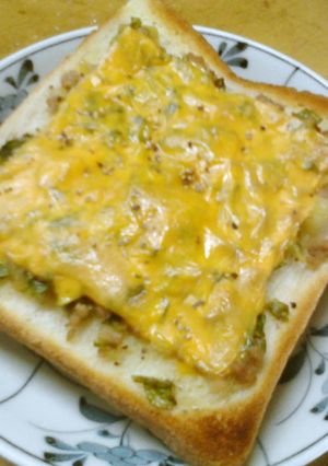 節約朝昼 キャベツの外葉の肉味噌トースト-レシピのメイン写真