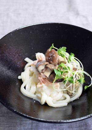 和ピクルスで簡単！サッパリきのこうどん-レシピのメイン写真