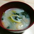 お味噌汁に柚をIN