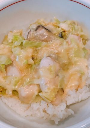 レンジで簡単！牡蠣のマヨ味噌チーズ丼-レシピのメイン写真