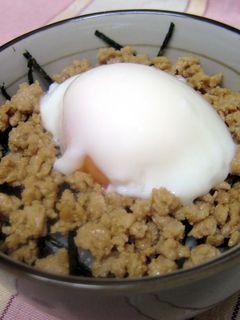 ぱぱっと出来ちゃう!温玉のせ鶏そぼろ丼-レシピのメイン写真