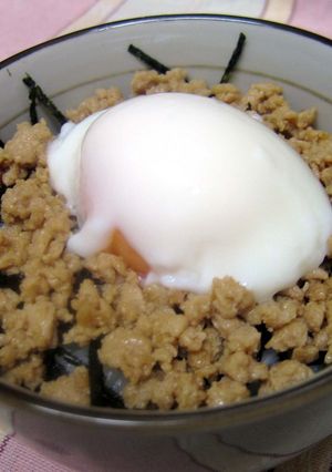 ぱぱっと出来ちゃう!温玉のせ鶏そぼろ丼-レシピのメイン写真