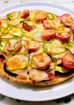 子供喜ぶ簡単夕飯！なす夏野菜のピザ-レシピのメイン写真