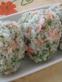 行楽のおとも・お弁当に✿桜海老のおにぎり-レシピのメイン写真