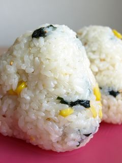 コーンとわかめの味噌バタおにぎり☆-レシピのメイン写真