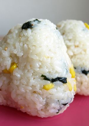 コーンとわかめの味噌バタおにぎり☆-レシピのメイン写真