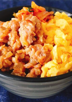 ビビンバ風！豚ひき肉の簡単ピリ辛そぼろ丼-レシピのメイン写真