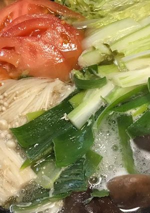 酢玉ねぎでいただく♡洋風コンソメ味の鶏鍋-レシピのメイン写真