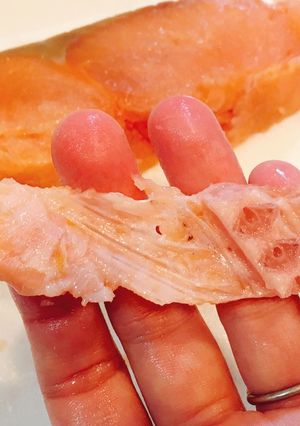 初心者さんも簡単!鮭の皮&骨取り方法-レシピのメイン写真