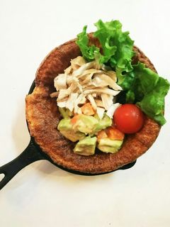 ダッチベイビー!蒸し鶏とアボカドのサラダ-レシピのメイン写真