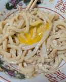 混ぜてレンチン！卵黄のせ濃厚油うどん